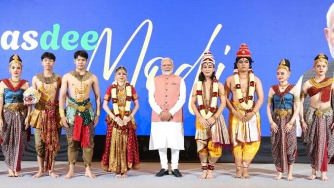 PM Modi in Thailand: Prime Minister Narendra Modi Watches Thai Ramayan ‘Ramakien’, Garba Performance in Bangkok; Indian Community Greets Him With ‘Modi Modi’ and ‘Vande Mataram’ Chant (See Pics)