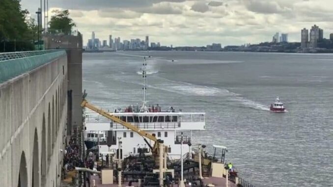 New York Boat Explosion: One Dead as Boat Explodes on Hudson River During NYC Fleet Week (Watch Video)
