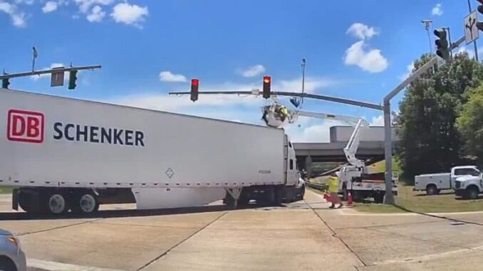 Louisiana: Man Driving 18-Wheeler Hits Electrical Worker Working on Traffic Light in US, Leaves Him Dangling in Air; Terrifying Video Surfaces