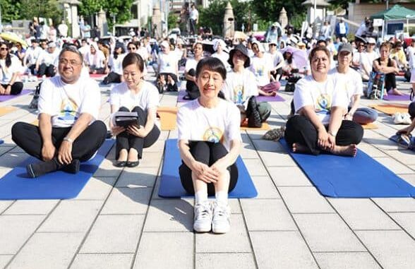 Yoshiko Ishiba Celebrates International Yoga Day 2025: Japan PM Shigeru Ishiba’s Wife Performs Yoga, Inaugurates Event at Indian Embassy (See Pics)
