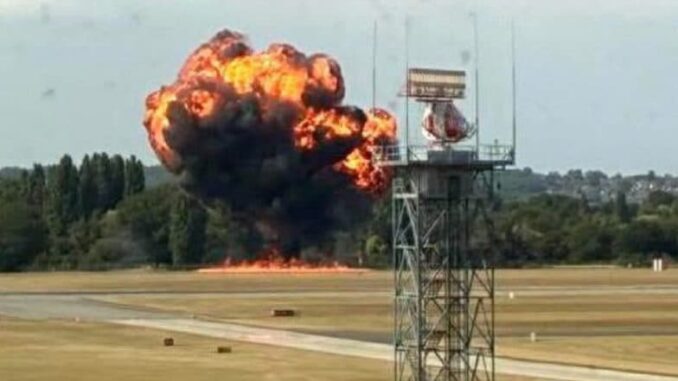 London Plane Crash: Beechcraft B200 Aircraft Crashes After Taking Off From Southend Airport (See Pics and Videos)