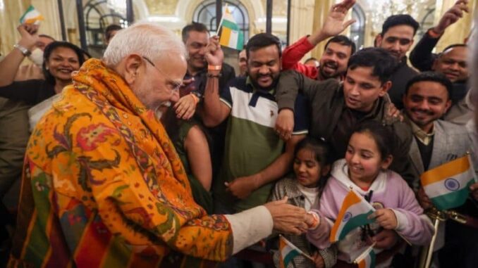 PM Modi in Argentina: Prime Minister Narendra Modi Receives Grand Welcome From Indian Diaspora in Buenos Aires (See Pics and Videos)
