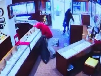 US: 4 Masked Robbers Threaten Jewellery Store Staff With Taser and Bear Spray Before Making Off With USD 2 Million in Seattle; CCTV Video Surfaces