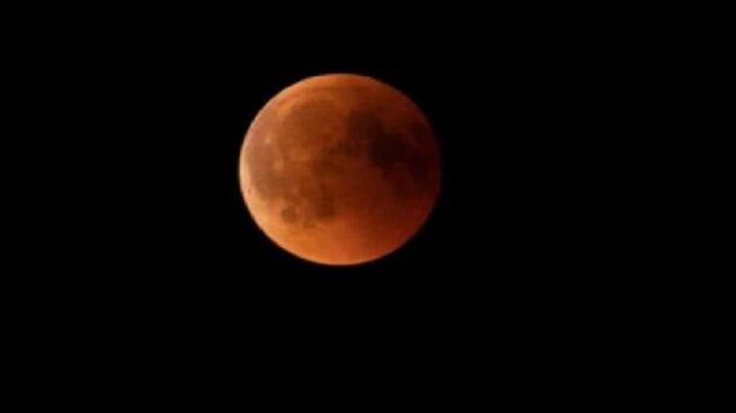 Blood Moon Total Lunar Eclipse 2025: Partial Phase Begins; Chandra Grahan Will Be Visible in Mumbai, Delhi, Bengaluru and Hyderabad (Watch Videos)